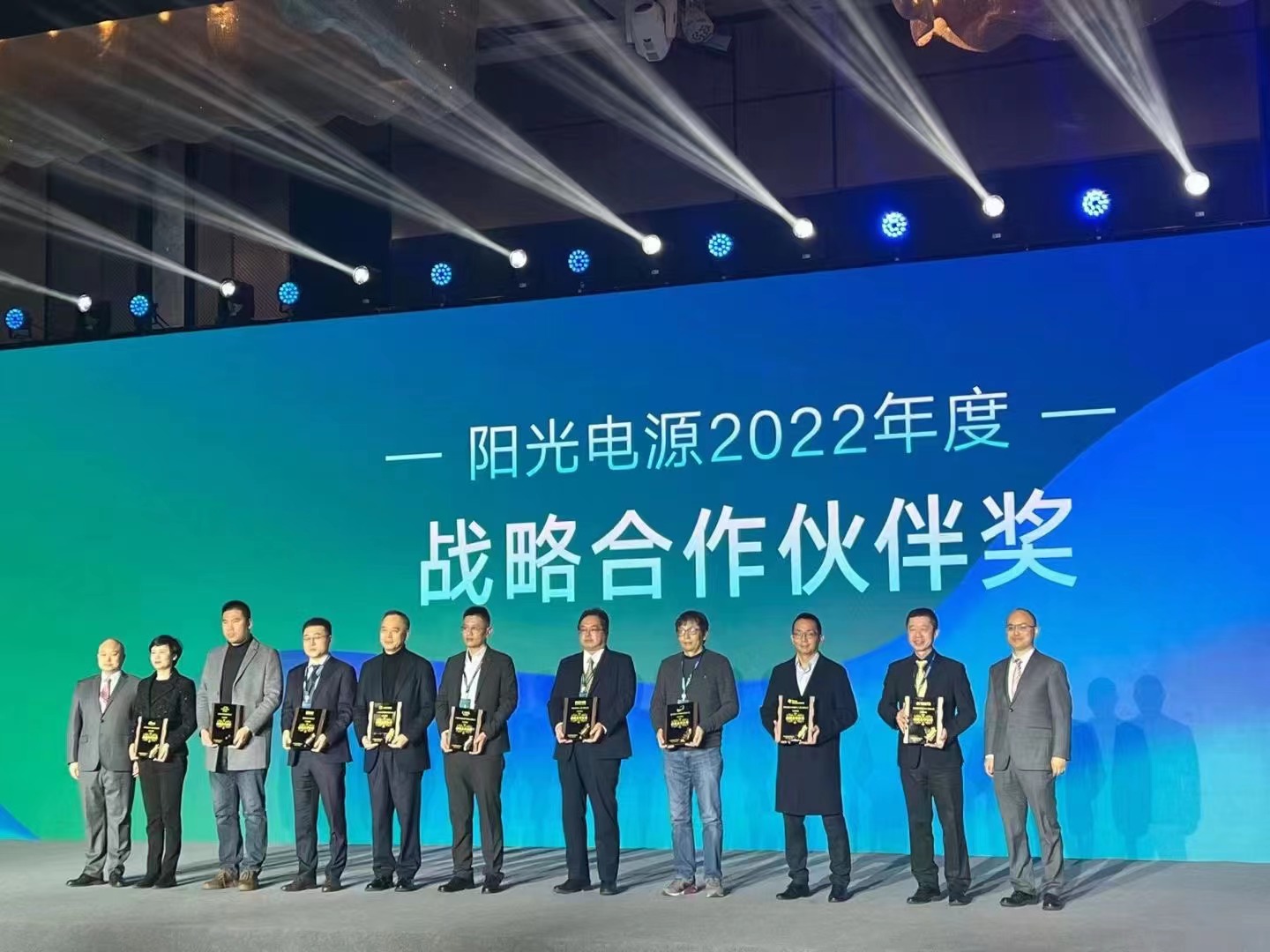 40001百老汇电子游戏再次荣获阳光电源“战略合作伙伴奖”