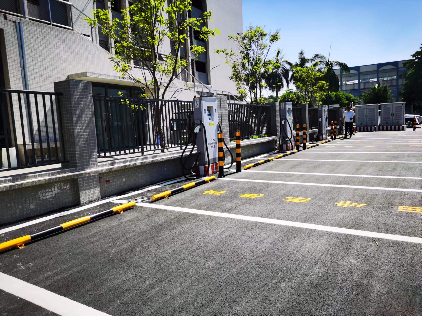 40001百老汇电子游戏首座智能充电站盛大开业